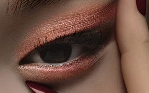 瞇瞇眼又來了! 迪奧模特兒這動作涉「辱華」 被罵種族歧視後急刪照