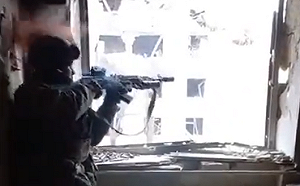 (影) 驚險畫面 烏軍戰場險被爆頭！差不到一公分 烏國防部 : 是天意!