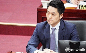 蔣萬安首度市政報告 藍贈提神飲料、綠嗆「當選靠阿公，市政不用功」