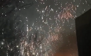 (影) 這不是煙火! 俄軍空爆燃燒彈 2400度高溫天降烏軍陣地