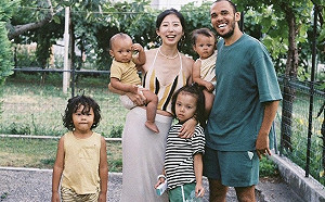 Ida拒讓媽媽幫拿包！周筠笑：什麼都可以不要但包包要抓好