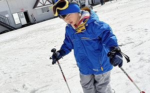 北海道滑雪狂摔超厭世？蔡桃貴「兇狠表情」網笑翻