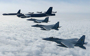 美、日、韓首度空中聯合軍演! 反制北韓「核導威脅」 B-52核轟炸機盛大登場