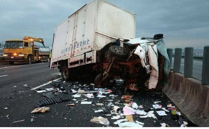 國3後龍段追撞車禍！3車頭撞毀 釀6人受傷送醫