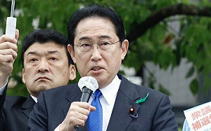 （影）岸田文雄演說現場驚傳爆炸 民眾四處逃竄 男子遭大批維安壓制 