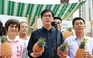 帶頭以行動支持在地鳳梨   陳其邁盛讚「幸福的滋味」