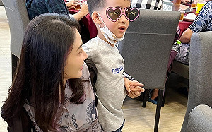 賴品妤遭強拉進包廂見家長？網笑：阿弟仔有前途