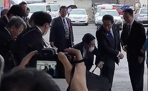 岸田文雄演說遇襲清晰影像曝光！爆裂物投擲近腳邊 維安迅速開「防彈手提箱」