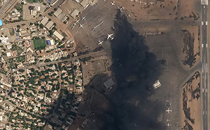 (影) 背後有大國影子? 戰機闖市區、飛機遭炸毀 蘇丹內戰釀數百死傷