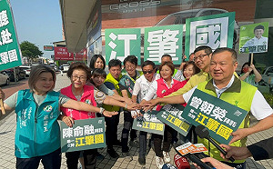 正國會英系聯手 9議員陪江肇國站路口