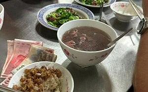 台南必比登牛肉湯闆娘遭控摔錢　公開監視器