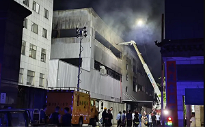 (影) 大火燒整夜！ 濃煙蔽天 浙江武義廠房起火11人罹難 多人失聯