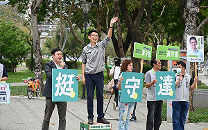 從離島趕來站台  李問：黃守達表現鄉親有目共睹