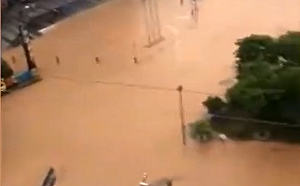 (影) 中國南方降雨將進入最強時段！ 長沙白天變黑夜 道路淹成汪洋大海