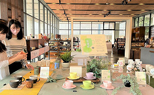 新北陶博館鶯歌燒「花現杯選集」繽紛登場 