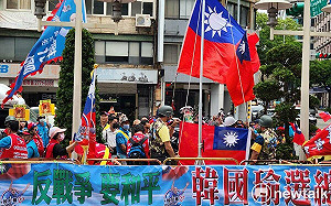 韓粉沒放棄！ 國民黨部前高呼「韓國瑜選總統」看板 