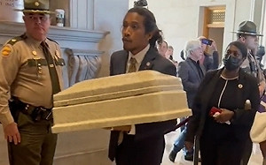 抗議槍支暴力美議員「抬棺」進議會 之前曾因反槍遭議會驅逐