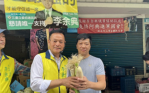 綠三重立委初選李余典掃市場拼過關 攤商掛上紅布條感念支持  