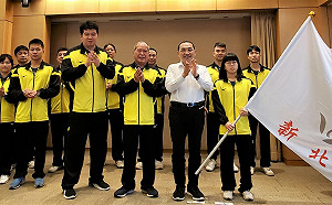 侯友宜授旗新北全中運代表隊 勉勵選手超越自我 