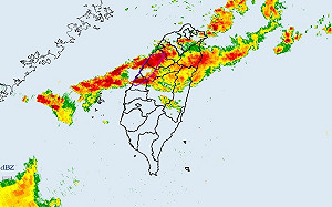 南北兩樣情！苗中彰雷雨來襲 網嘆「台南沒雨中」