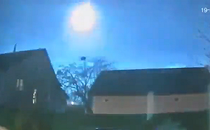 (影) 巨大光球劃破基輔夜空 美國衛星脫軌殞落 ? NASA 說話了... 