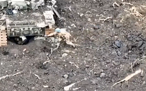 (影) 以為躲在坦克下面就沒事？烏軍一個手榴彈就送上西天