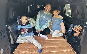 媽媽本能！兒子們睡到露肚  二伯：一直想起來幫蓋被