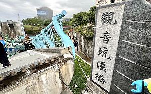 快訊》新北五股「觀音坑溪橋」突斷裂當場崩塌！3人受傷吊車翻覆