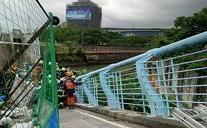 新北觀音坑溪橋面倒塌工安意外 3工人平安獲救送醫