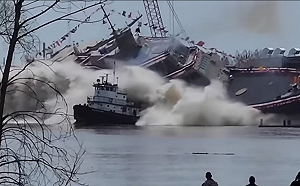 (影)美國海軍新艦下水儀式意外 濱海戰鬥艦撞上拖駁船恐影響交付期程