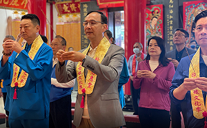 韓粉籲總統初選民調納韓國瑜　朱立倫：他是黨內重要同志