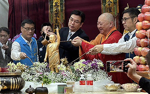 佛曆2567年釋迦牟尼佛聖誕  劉和然浴佛為社會祈福   