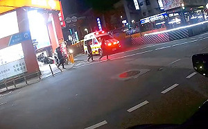 鳴笛救護車禮讓行人遭疑！交通部：滾動檢討相關罰則