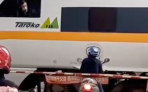 機車騎士闖平交道！台鐵：送鐵路警察局進行裁罰