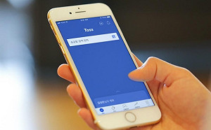 不是抓寶！韓國民眾街頭當低頭族「賺錢」 Toss病毒式行銷成抗通膨新招