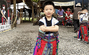 蔡波能穿阿美族服飾「霸氣十足」  網笑翻：頭目老大？