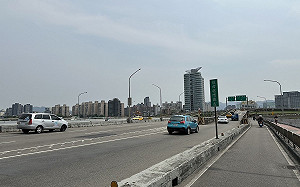 新北新店秀朗橋LED燈具換裝工程 4/26起夜間車輛請改道