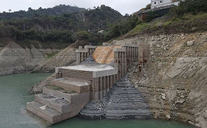 曾文水庫蓄水率剩6.4％！古希臘圓柱建築浮出  南水局解密