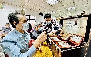 新北唯一「雙視設計」行動博物館 淡古讓視障朋友摸出歷史