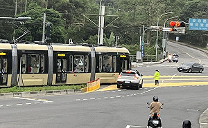 快訊》安坑輕軌第一撞出爐！休旅車違規左轉撞列車頭 一度單向運行