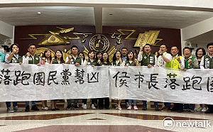 民進黨團場外拉布條抗議 批國民黨議員當侯友宜的馬屁精