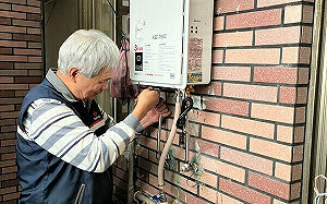 新北市府關懷低收入戶 媒合業者更換熱水器