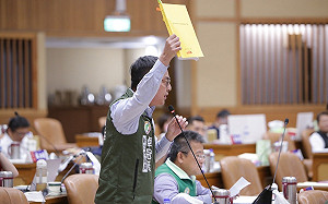 侯友宜「無心市政」！卓冠廷逐條比對 揪112年施政計畫「9成」自我抄襲