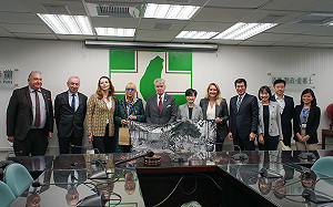 法國參議院副議長與友台小組拜訪民進黨 贈禮展現台法結合文化結晶