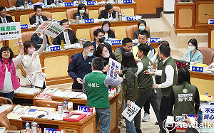 綠議員抗議「無心市政」 藍議員護擋侯友宜 雙方爆推擠小衝突