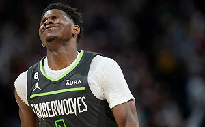 Edwards砸椅子　將因傷害罪遭傳訊