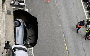 竹北大遠百商圈陷天坑　Model Y整車塞進洞 