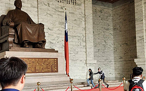 (影)批李文忠冷血！銅像不拆丟臉丟到全世界「台灣國」持漆彈「槍擊蔣介石」銅像