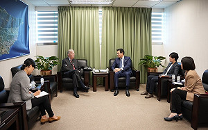 波頓拜會民進黨 羅致政：感謝對於台灣民主的友好與支持