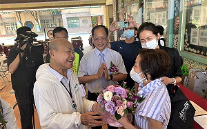 美國紐約州前眾議員拜訪新北永吉國小   師生贈與「愛與和平之樹」